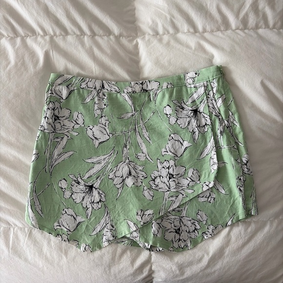Abercrombie & Fitch Floral Green Women's Shorts Size 6 - Picture 4 of 12